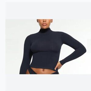 Skims Cotton Jersey Long Sleeve Turtleneck in Navy, Size Large